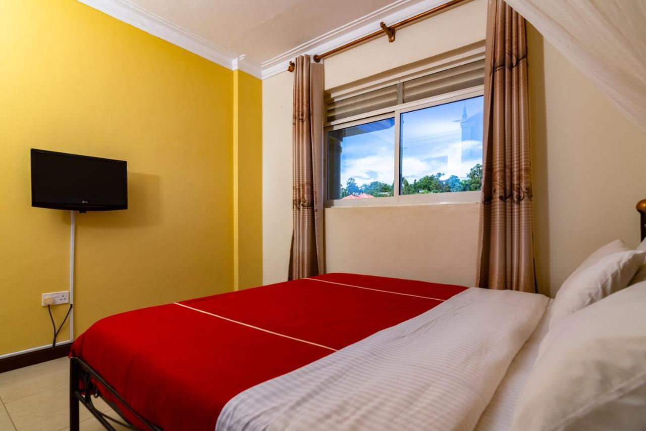 Karibu Bb Suites Entebbe Buitenkant foto