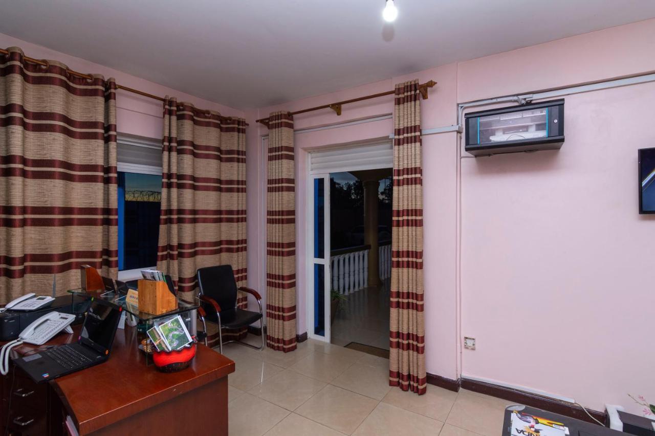 Karibu Bb Suites Entebbe Buitenkant foto