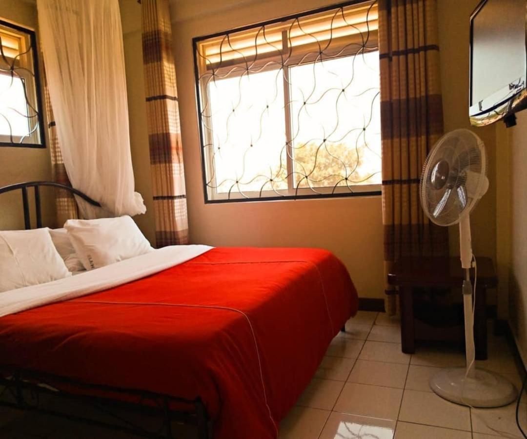 Karibu Bb Suites Entebbe Buitenkant foto