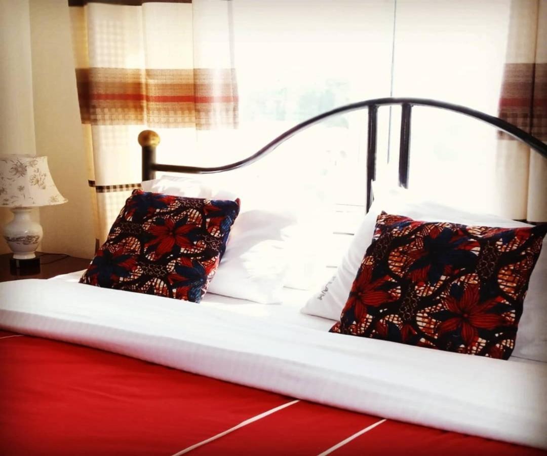 Karibu Bb Suites Entebbe Buitenkant foto