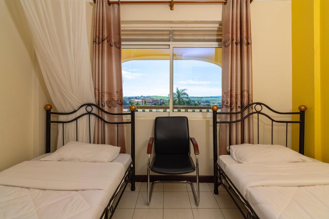 Karibu Bb Suites Entebbe Buitenkant foto