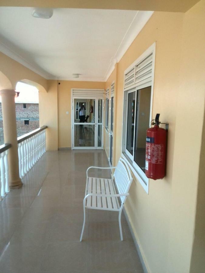 Karibu Bb Suites Entebbe Buitenkant foto